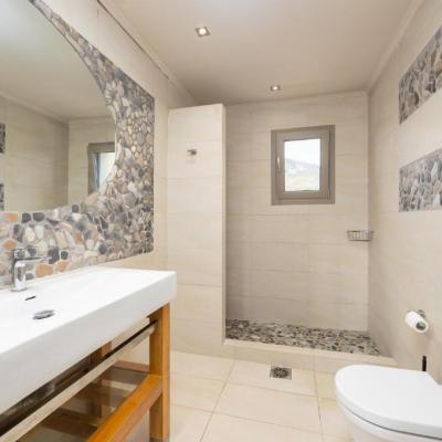 Pomegranate Tree Villa Bathroom