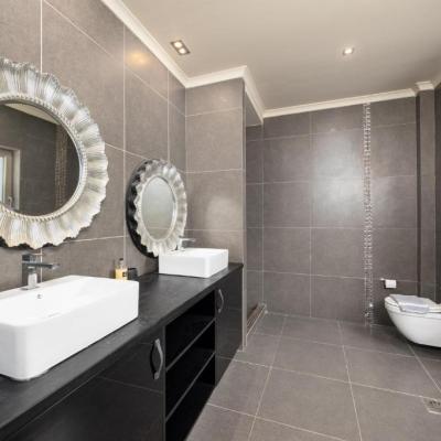 Pomegranate Tree Villa Bathroom