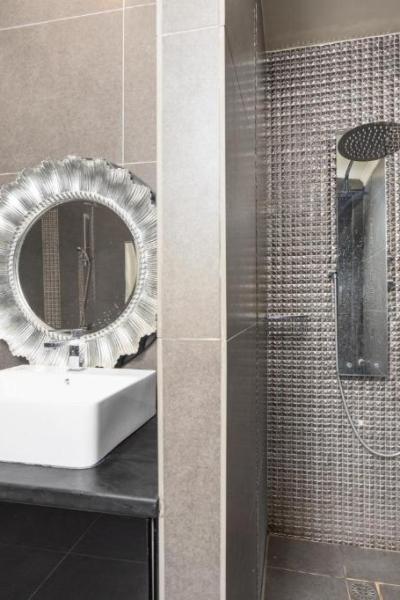 Pomegranate Tree Villa Bathroom