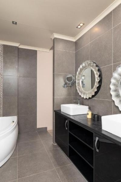 Pomegranate Tree Villa Bathroom